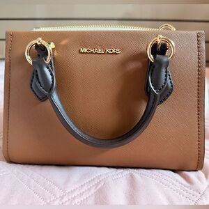 Marilyn Small Color-Block Saffiano Leather
Messenger Bag & Jet Set Medium wallet